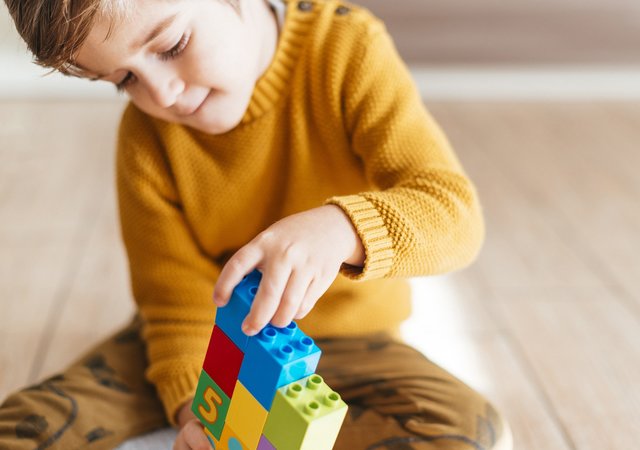 kid_playing_with_cubes