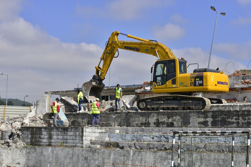 OBRAS MUNICIPAIS | DEMOLIÇÃO DO ESTÁDIO DAS LARANJEIRAS | PAREDES