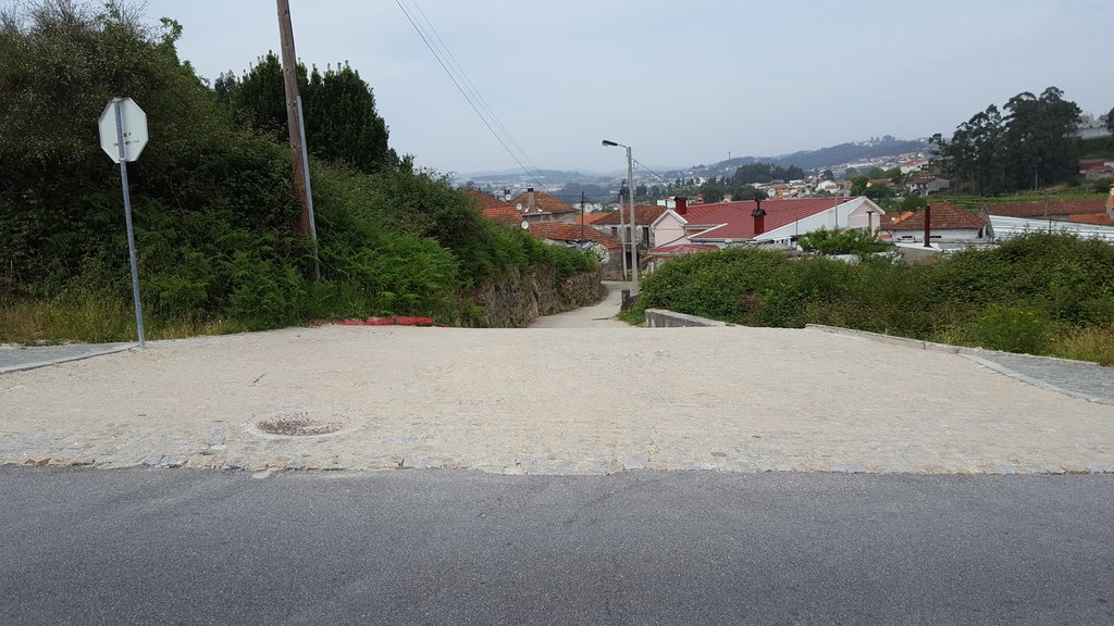Autarquia fornece cubos para pavimentação da Travessa do Bairro em Rebordosa
