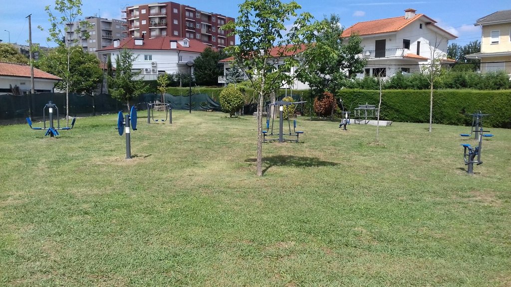 Equipamentos desportivos promovem convívio entre avós e netos no Parque da Cidade
