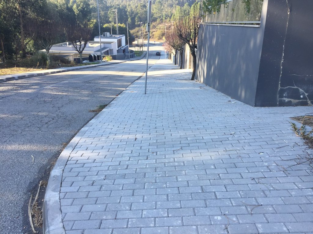 Município de Paredes promove construção de passeios em diversas freguesias do concelho para aumen...