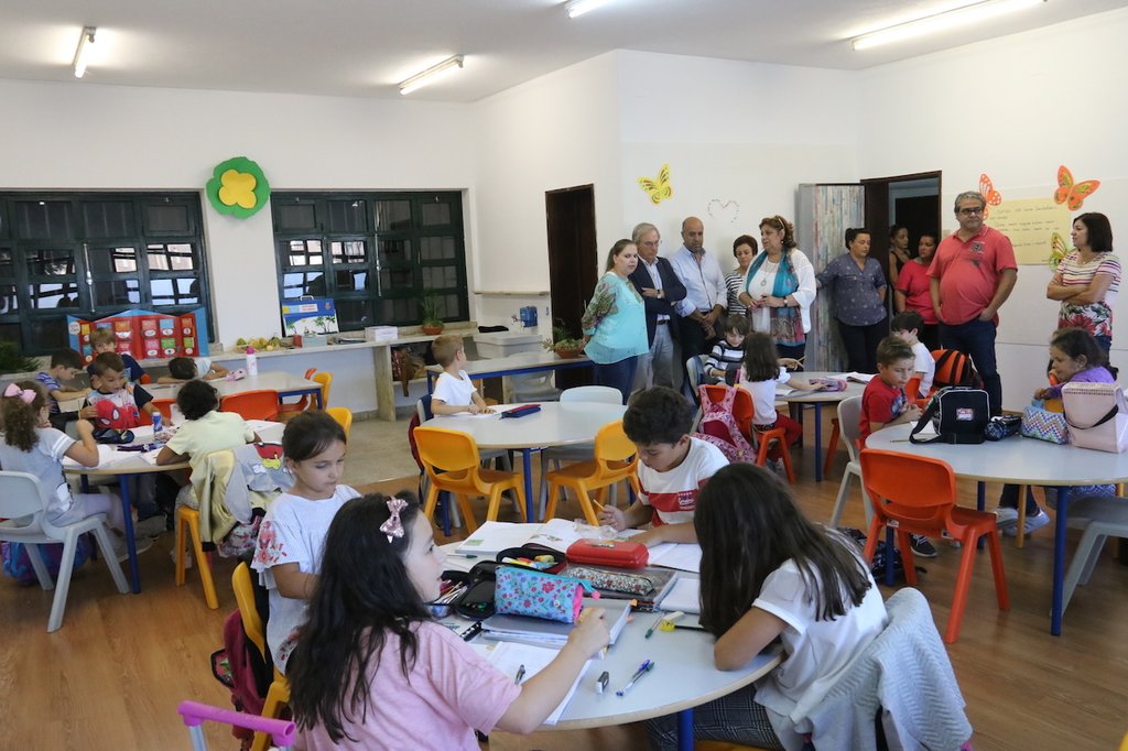 Câmara Municipal e Junta de Freguesia de Paredes ajudam na criação de uma Sala de Estudo na antig...