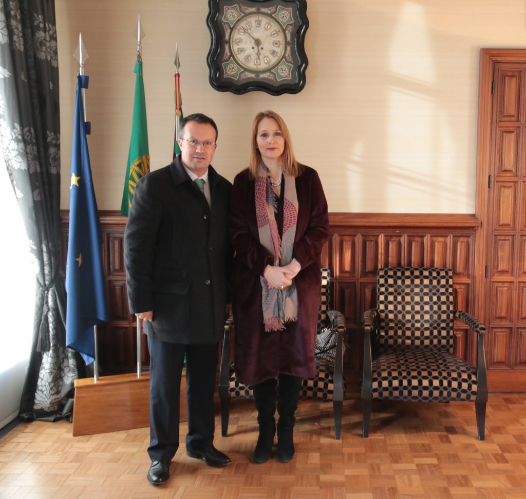 Secretária de Estado Adjunta e da Justiça visitou Câmara e Tribunal de Paredes 
