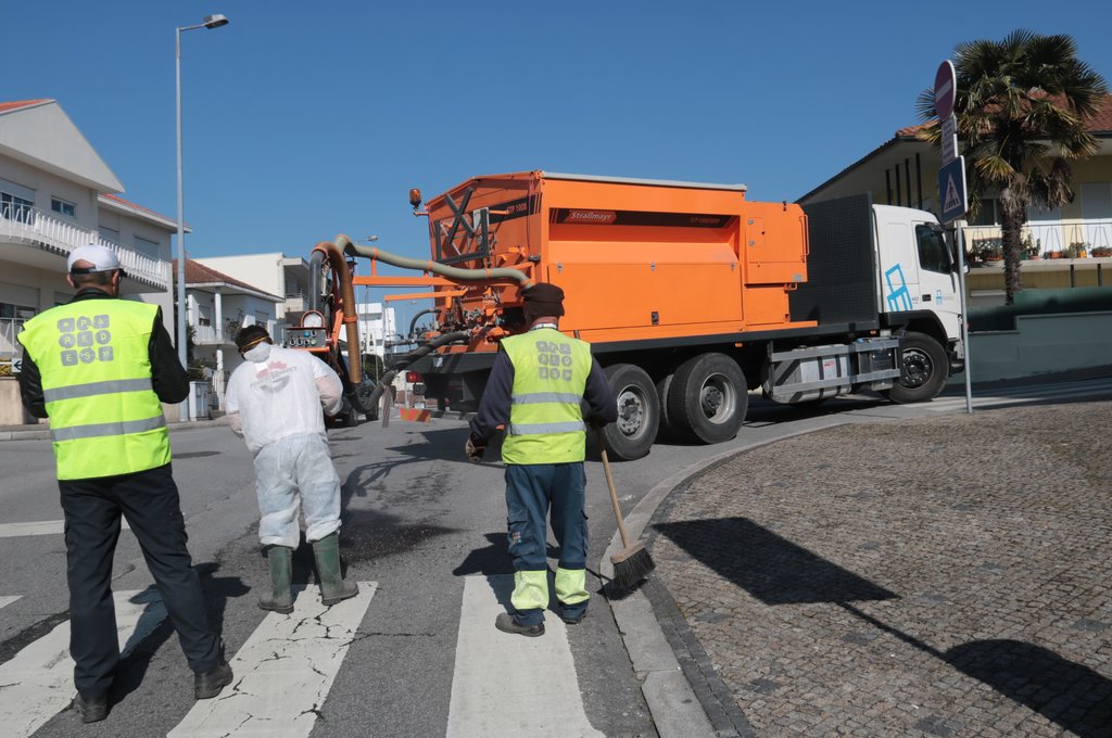 Obras de reparação do pavimento das ruas da cidade de Paredes a cargo do Município