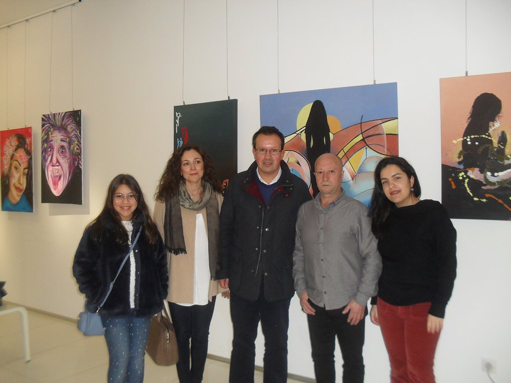 Alexandre Almeida visitou exposição de artistas plásticos locais na Loja do Turismo de Paredes