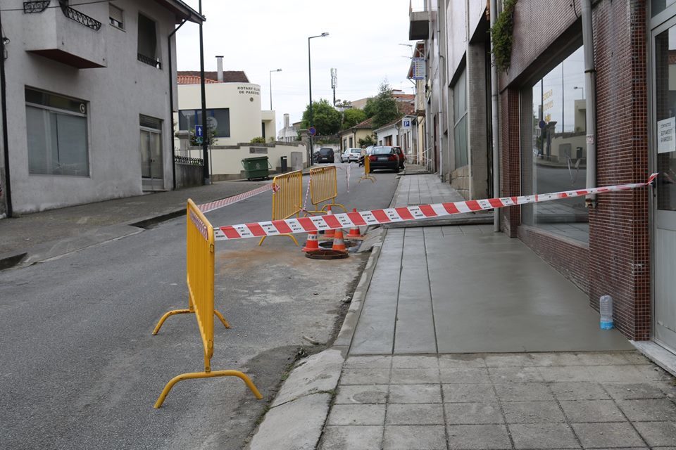 Obras a cargo da Câmara para reparação de passeio na Rua Serpa Pinto em Paredes