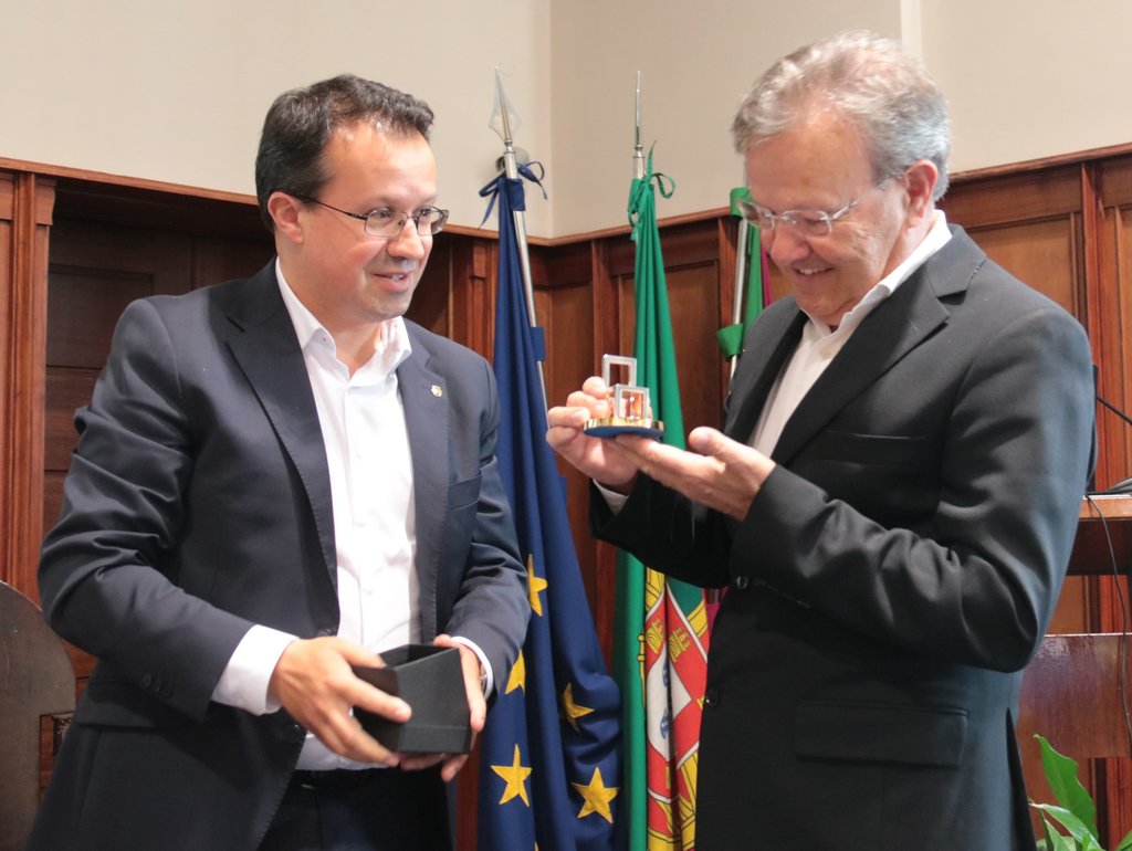 Presidente da Câmara homenageou o Comendador António Rocha na tomada de posse dos novos Órgãos So...