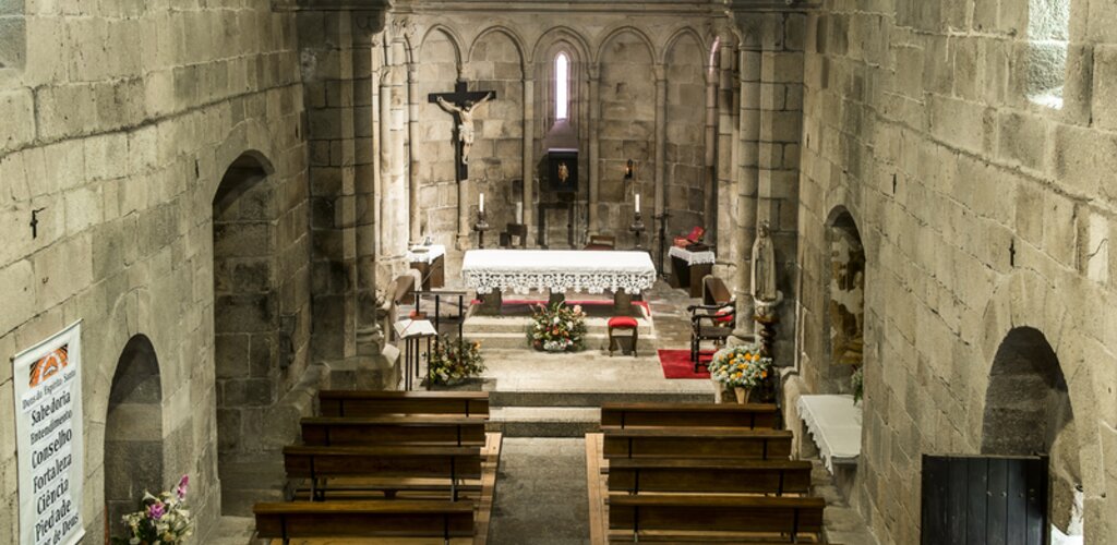 Nave_e_capela_mor_da_Igreja_do_Mosteriro_de_Cete