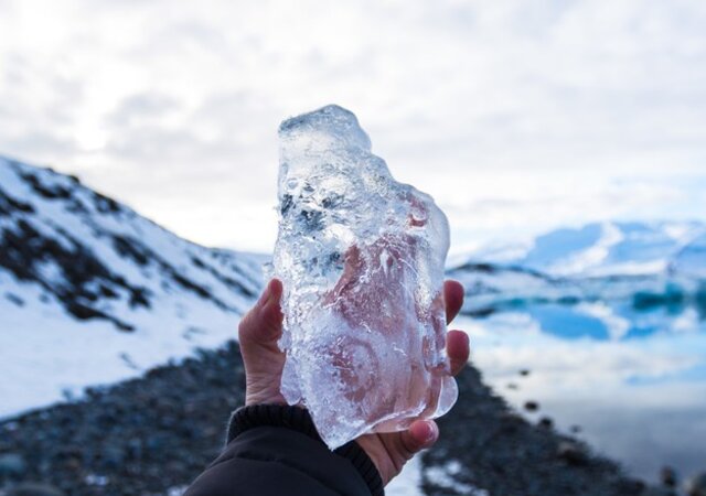 close_de_uma_pessoa_segurando_gelo_na_islandia_com_um_fundo_desfocado_181624_25919