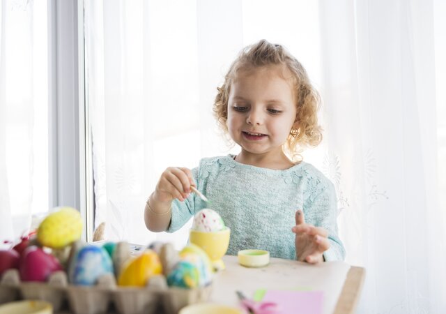 funny_girl_painting_egg