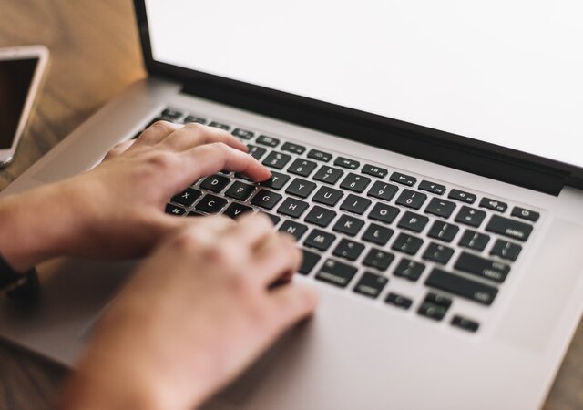 businesswoman_using_laptop_coffee_shop