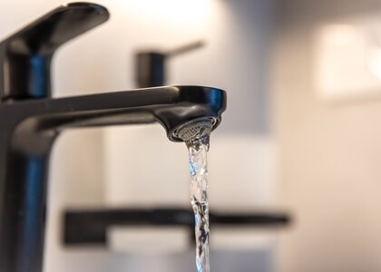 black_tap_macro_water_flow_minimal_aesthetic