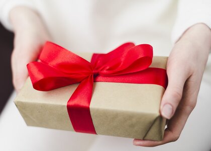 crop_hands_holding_gift_box