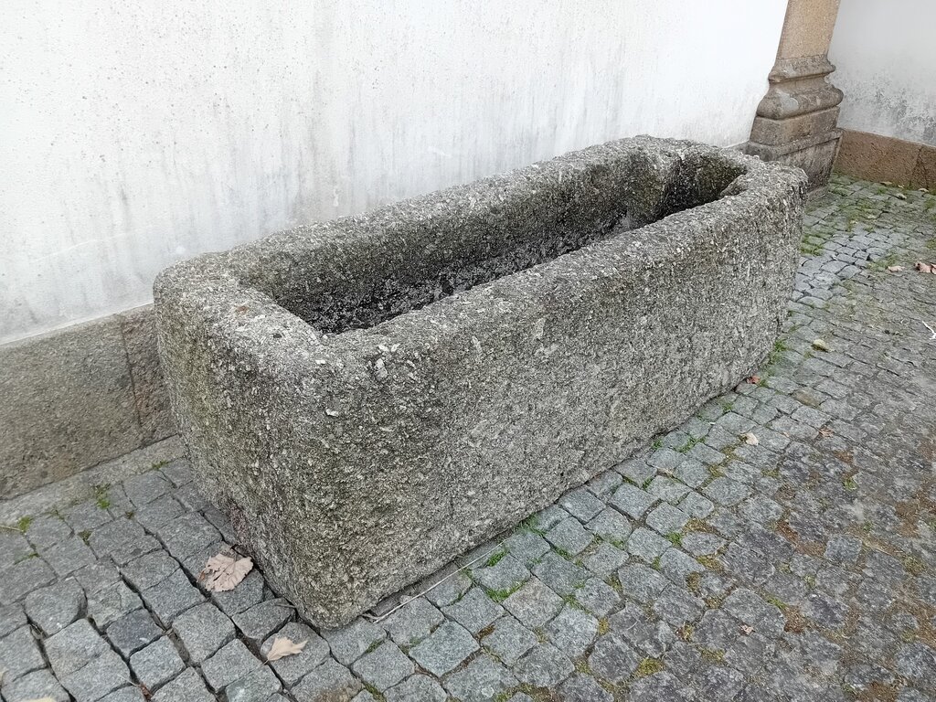 sepulcro_antropomorfico___fachada_do_lado_da_porta_travessa__2024_