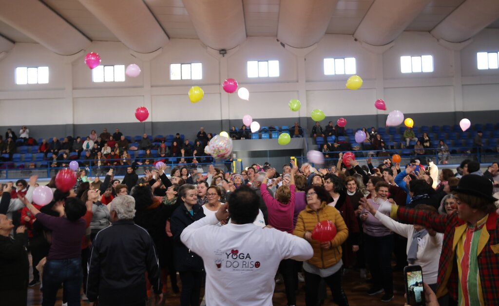 Câmara de Paredes promoveu encontro para a população sénior praticar Yoga do Riso 