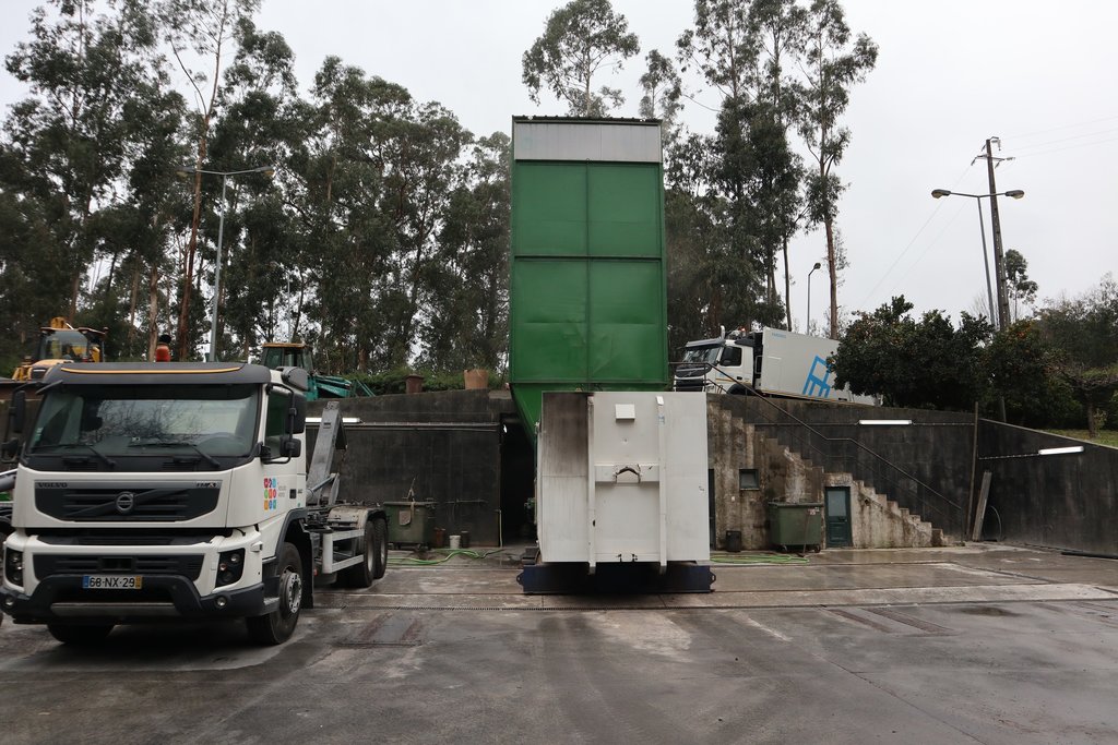 Câmara de Paredes renova compactador de resíduos da Estação de Transferência de Cristelo