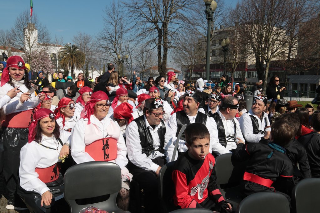 500 “mascarados” saem à rua no Desfile de Carnaval intergeracional do Município de Paredes