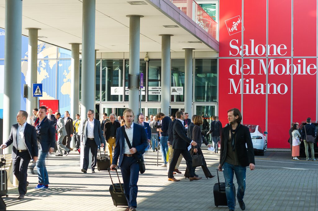 Alunos de Tecnologias da Madeira visitaram Feira de Mobiliário em Milão a convite da autarquia de...