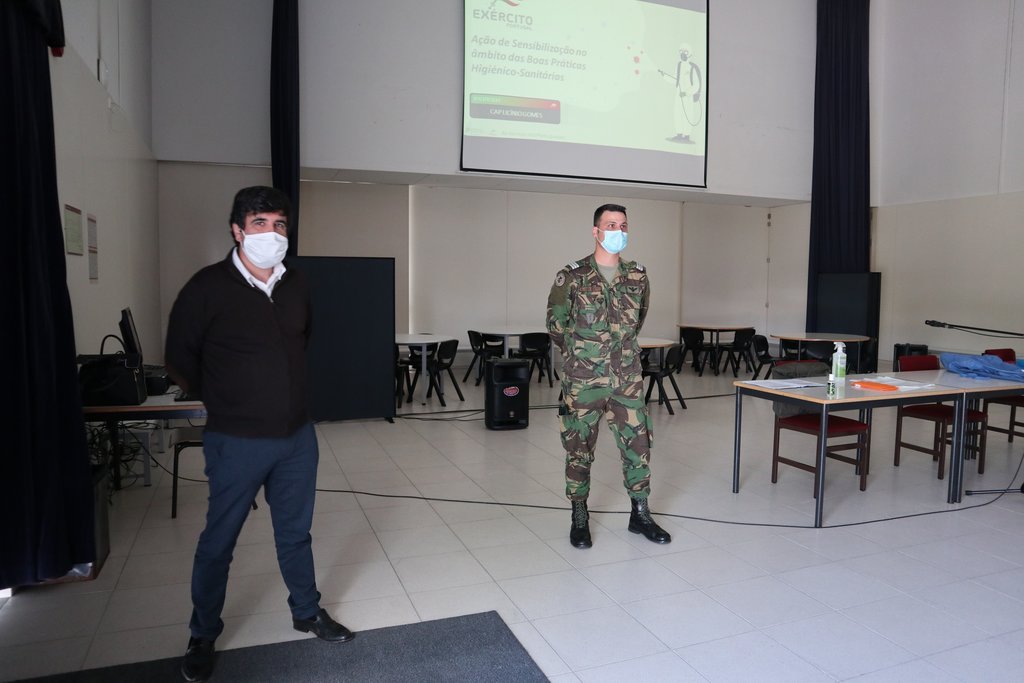 Funcionários das Secundárias do Concelho de Paredes recebem formação do Exército sobre desinfeção...