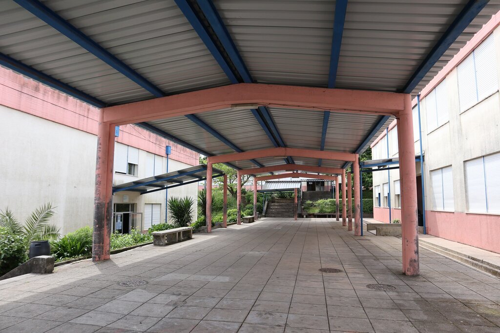 OBRAS | SUBSTITUIÇÃO DAS COBERTURAS DE FIBROCIMENTO NOS PASSADIÇOS DA ESCOLA SECUNDÁRIA DANIEL FA...