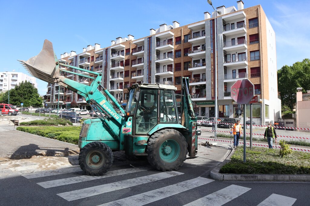 OBRAS MUNICIPAIS | CONSTRUÇÃO DA ROTUNDA DA FEIRA | PAREDES