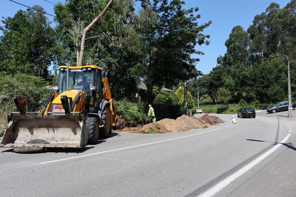 OBRAS MUNICIPAIS | CONSTRUÇÃO DE PASSEIOS NA RUA DE SANTA MARINHA | ASTROMIL