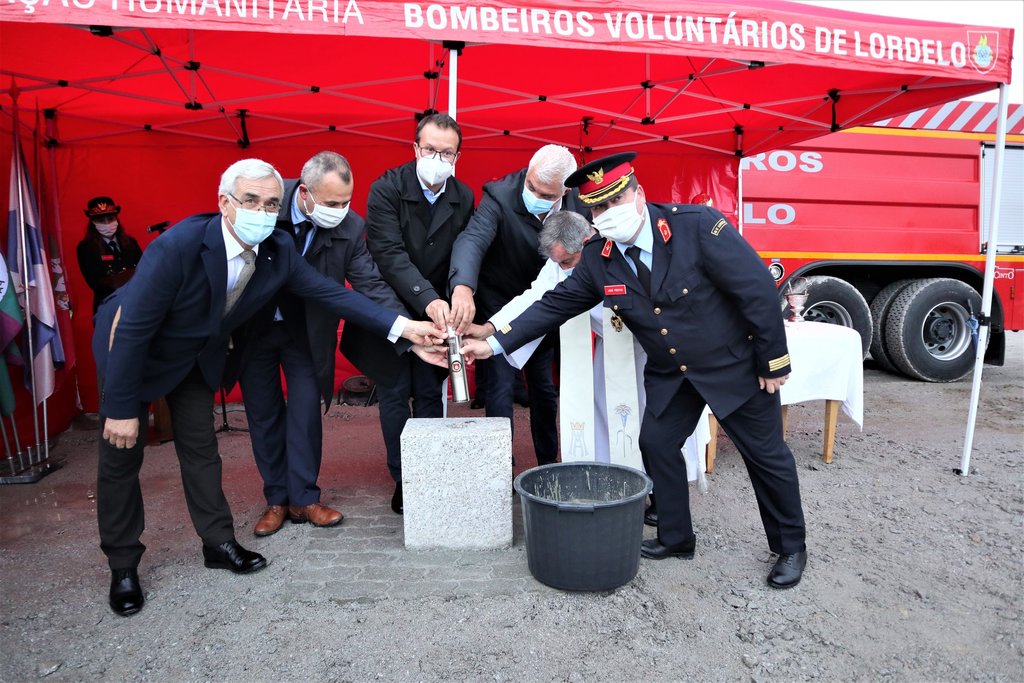 Presidente da Câmara de Paredes colocou a primeira pedra do novo quartel dos Bombeiros Voluntário...