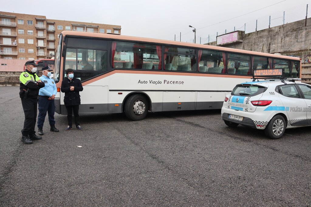 Vereador da Educação acompanha fiscalização da Polícia Municipal aos autocarros escolares em Paredes