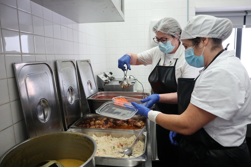 ATUALIZAÇÃO: Câmara de Paredes está a assegurar 184 refeições a alunos carenciados durante o ence...
