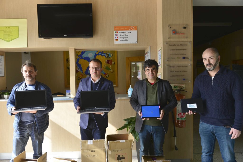 Câmara de Paredes disponibiliza 725 computadores portáteis, 602 “tablets” e 350 ligações à Intern...