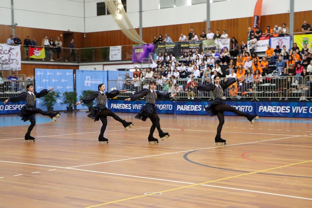 Paredes com mais de mil patinadores de 9 países no Europeu de Patinagem Artística Show e Precisão