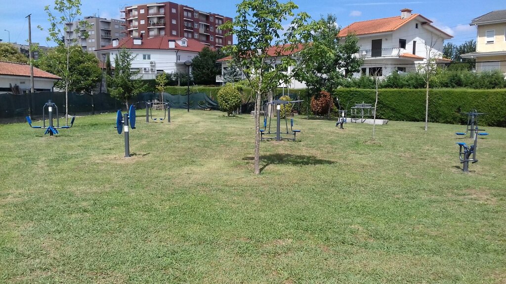 Equipamentos desportivos promovem convívio entre avós e netos no Parque da Cidade