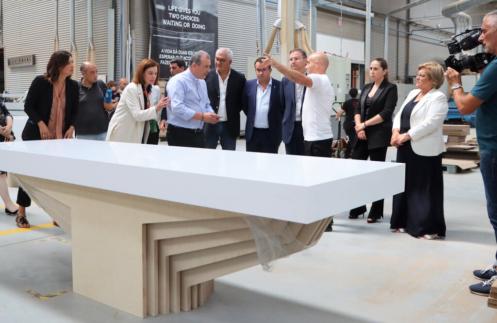 D. Américo Aguiar visita empresas de Paredes produtoras de mobiliário para a Jornada Mundial da J...
