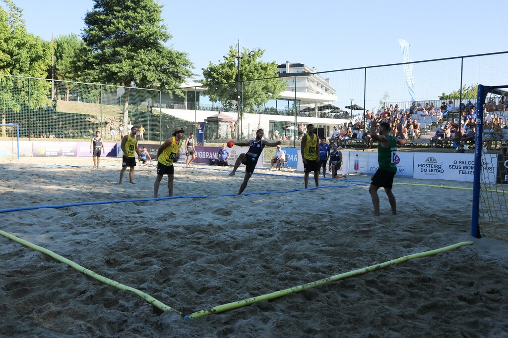 Campo de Areia do Parque da Cidade de Paredes acolhe competição de andebol de praia com mais de 5...