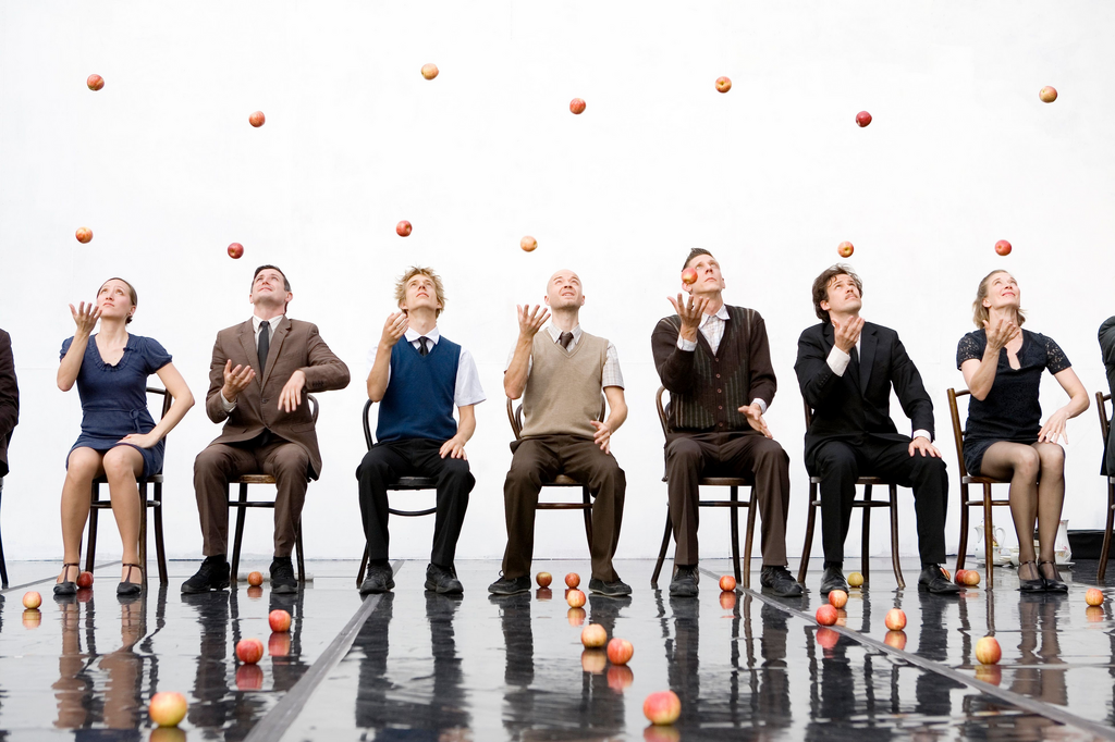 Novo circo SMASHED da companhia Gandini Juggling no Centro Cultural de Paredes | 7 de junho, 21h30