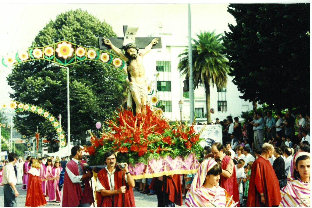 Apontamentos da Nossa História: Festas da Cidade e do Concelho de Paredes em Honra do Divino Salv...