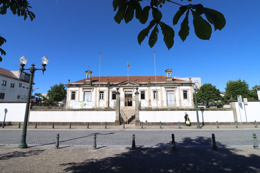 Biblioteca Municipal de Paredes adere ao projeto BiblioLED e permite acesso gratuito a milhares d...