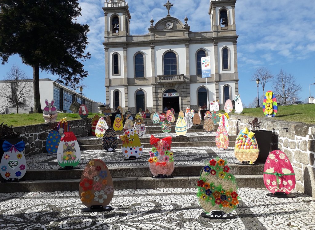100 ovos decorativos "pintam" a Páscoa junto dos comerciantes de Paredes