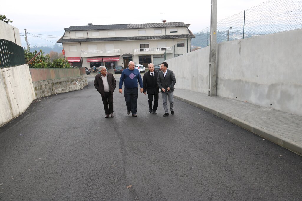 Alargamento e pavimentação da Rua de Insuela em Besteiros