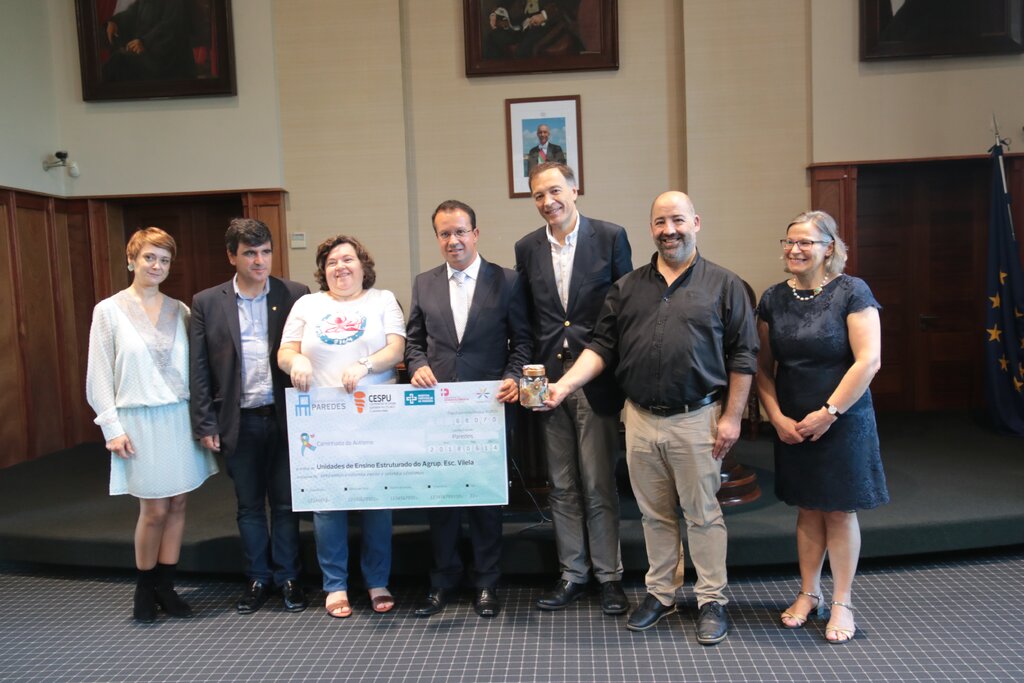 Paredes entrega verba angariada na caminhada solidária do autismo