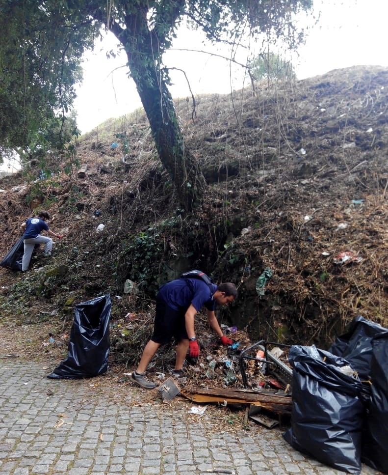 Jovens voluntários de Paredes limpam e vigiam a floresta em Aguiar de Sousa, Parada de Todeia e S...