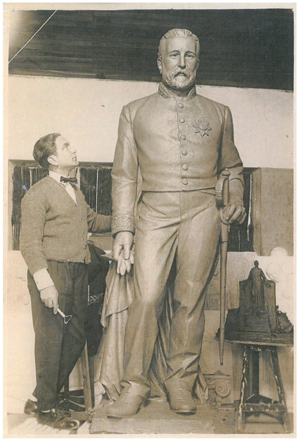 06_O escultor Henrique Moreira a contemplar a estátua_00